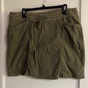 Women’s skort with pockets and tie waist. Olive